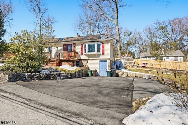 42 Woodside Dr, West Milford Twp., NJ 07480