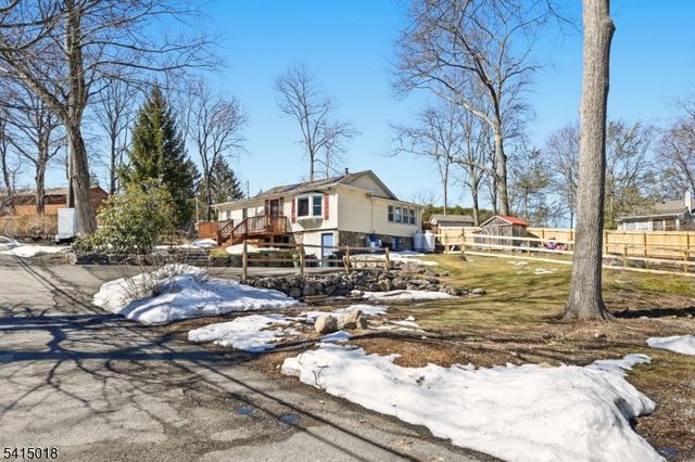 42 Woodside Dr, West Milford Twp., NJ 07480