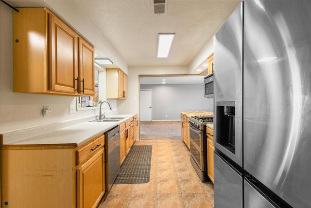 1105 Robin Road SE, Rio Rancho, NM 87124