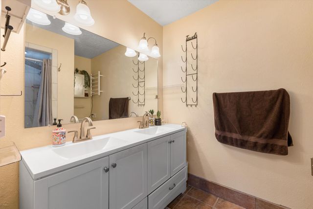 1105 Robin Road SE, Rio Rancho, NM 87124