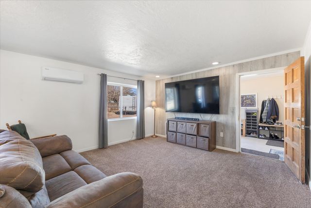 1105 Robin Road SE, Rio Rancho, NM 87124