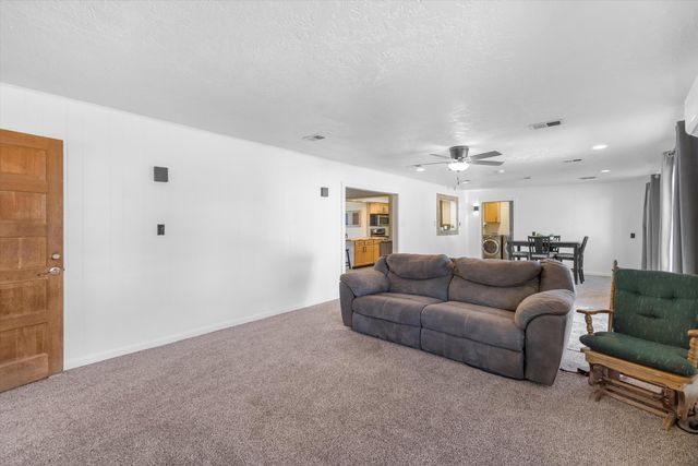 1105 Robin Road SE, Rio Rancho, NM 87124