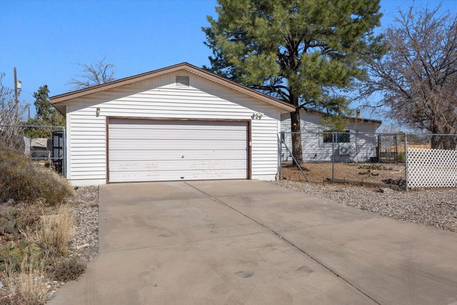 1105 Robin Road SE, Rio Rancho, NM 87124