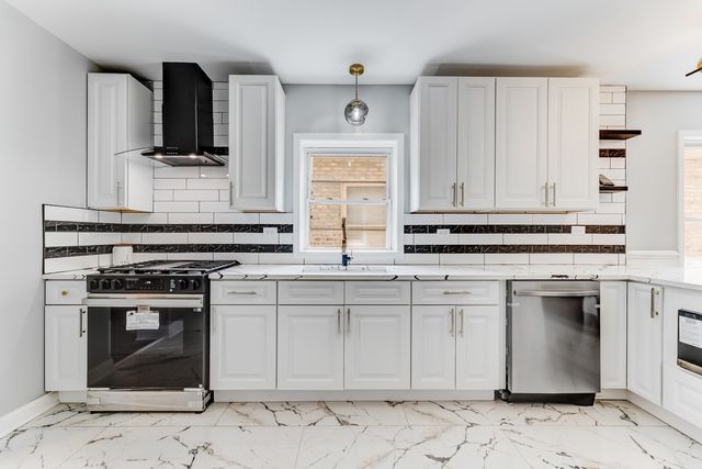 8109 S Marquette Avenue, Chicago, IL 60617