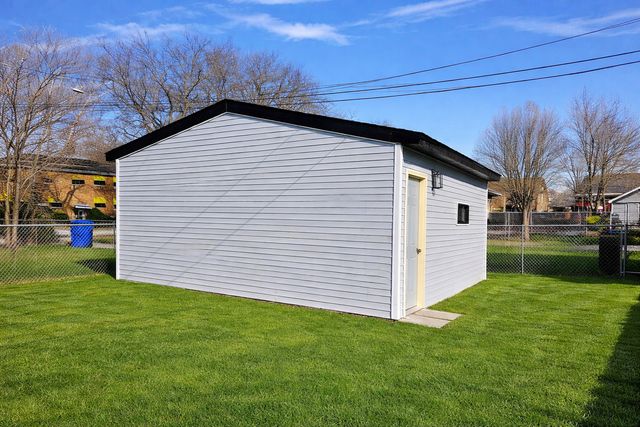 8109 S Marquette Avenue, Chicago, IL 60617