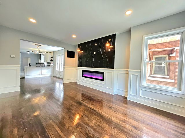 8109 S Marquette Avenue, Chicago, IL 60617