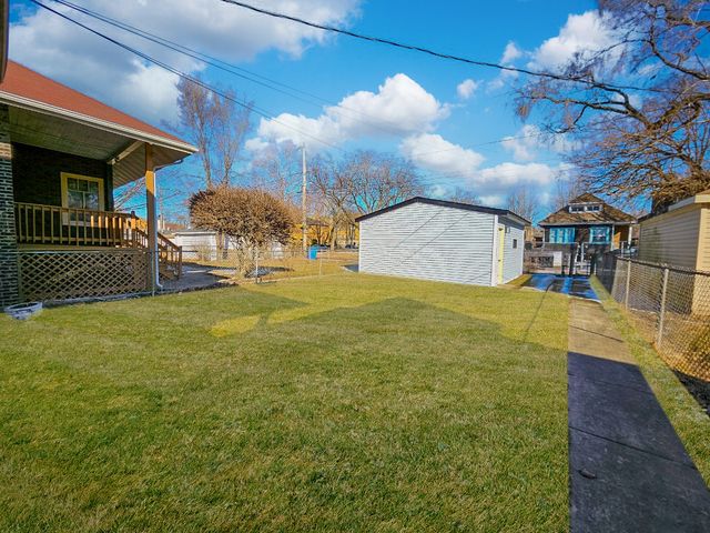 8109 S Marquette Avenue, Chicago, IL 60617