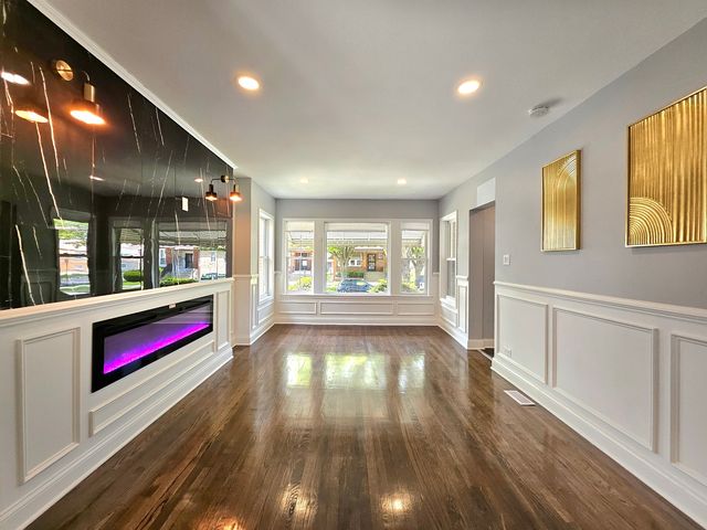 8109 S Marquette Avenue, Chicago, IL 60617