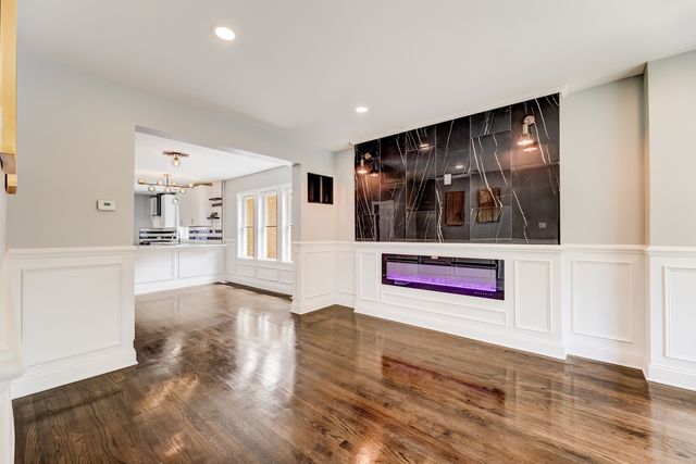 8109 S Marquette Avenue, Chicago, IL 60617