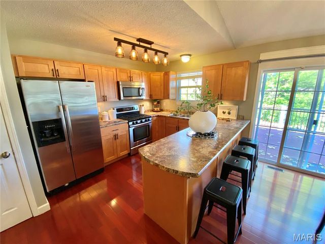 71 Hillsborough Avenue, Glen Carbon, IL 62034