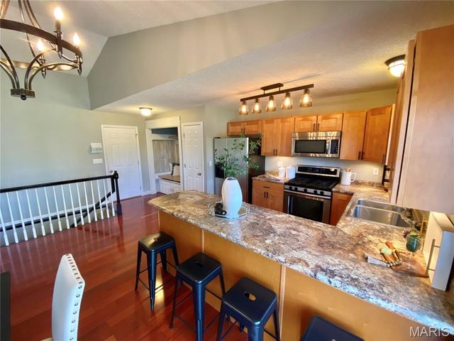 71 Hillsborough Avenue, Glen Carbon, IL 62034