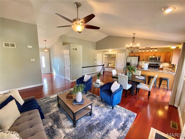 71 Hillsborough Avenue, Glen Carbon, IL 62034