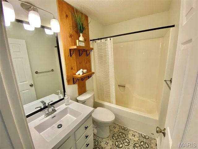 71 Hillsborough Avenue, Glen Carbon, IL 62034