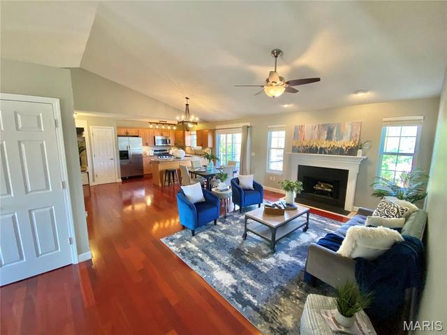 71 Hillsborough Avenue, Glen Carbon, IL 62034