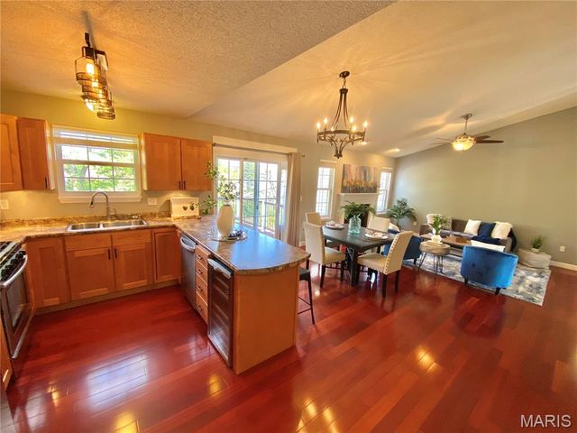 71 Hillsborough Avenue, Glen Carbon, IL 62034