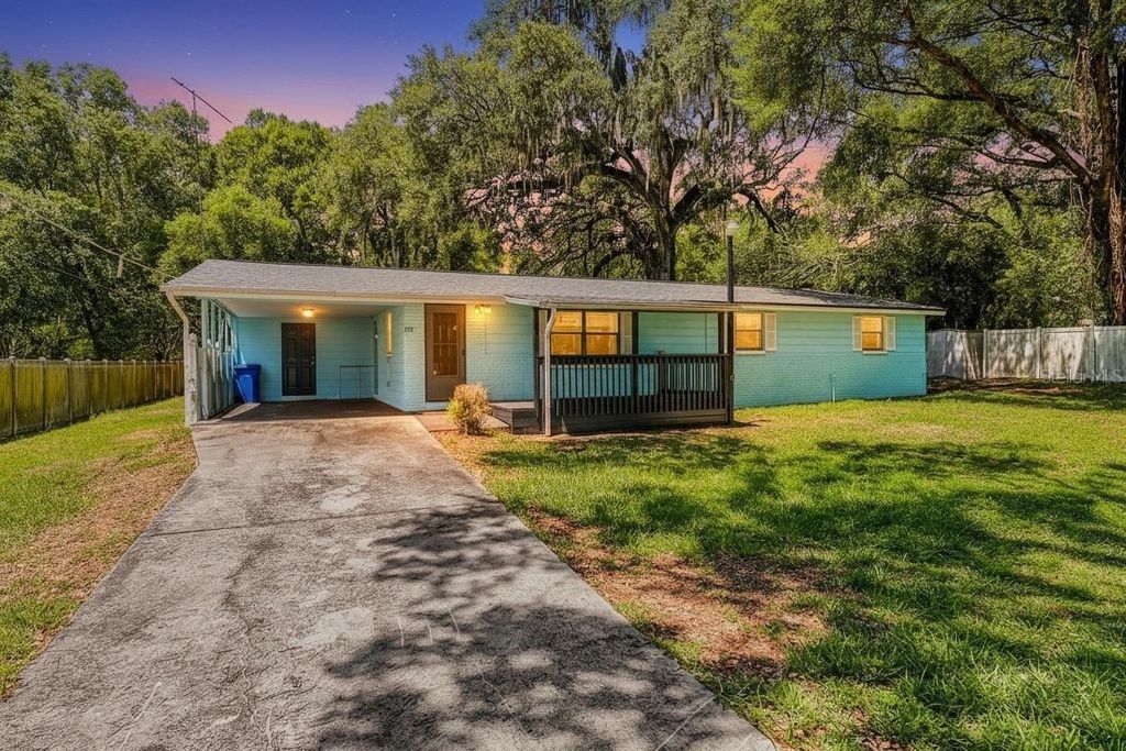 Image 2 of property listing at 228 SKYWOOD DRIVE, Valrico, FL 33594