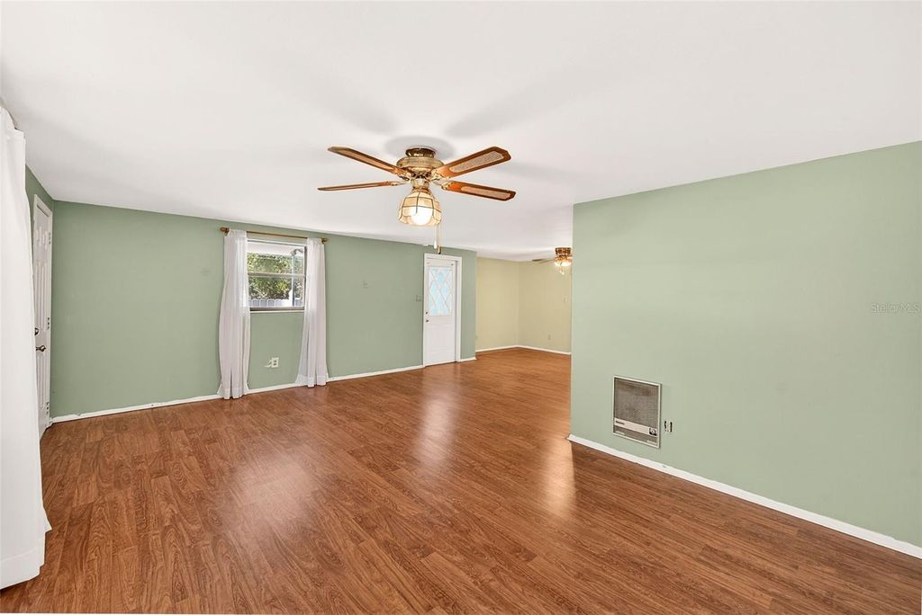 Image 12 of property listing at 228 SKYWOOD DRIVE, Valrico, FL 33594