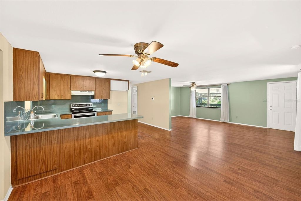 Image 15 of property listing at 228 SKYWOOD DRIVE, Valrico, FL 33594