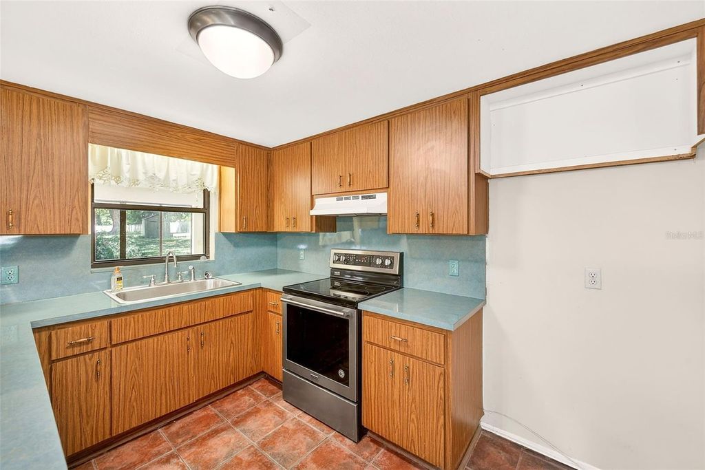 Image 20 of property listing at 228 SKYWOOD DRIVE, Valrico, FL 33594