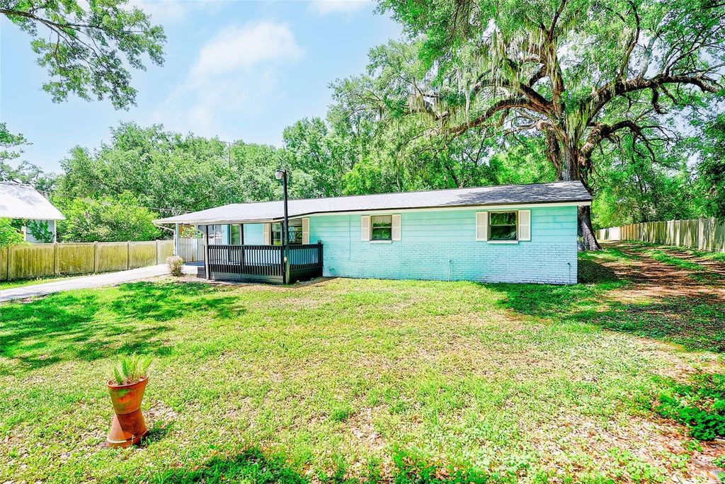 Image 3 of property listing at 228 SKYWOOD DRIVE, Valrico, FL 33594