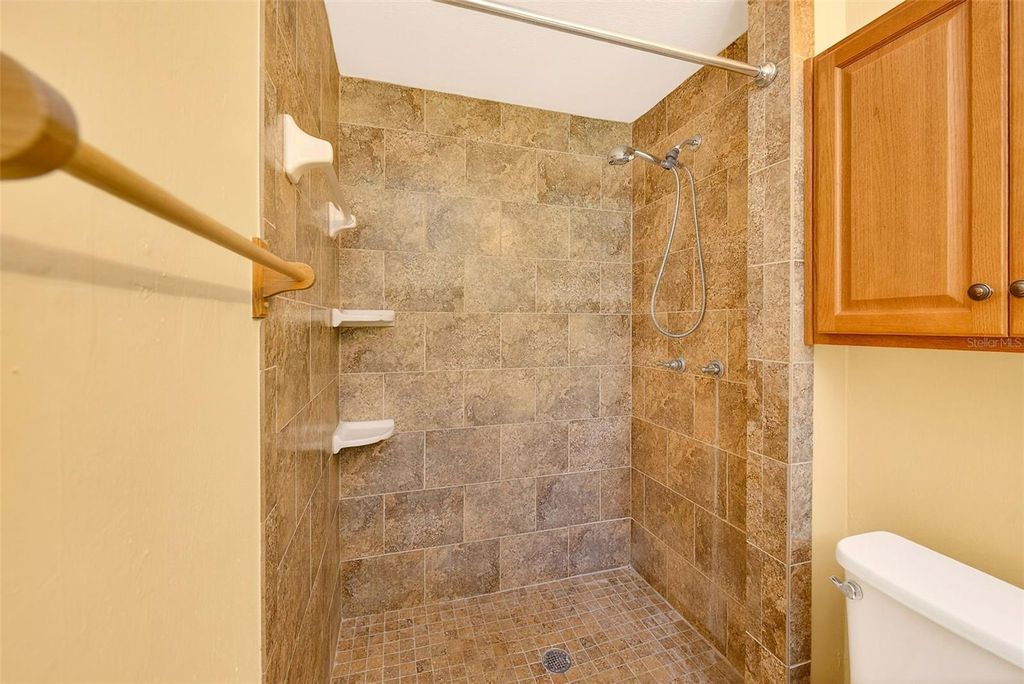 Image 26 of property listing at 228 SKYWOOD DRIVE, Valrico, FL 33594