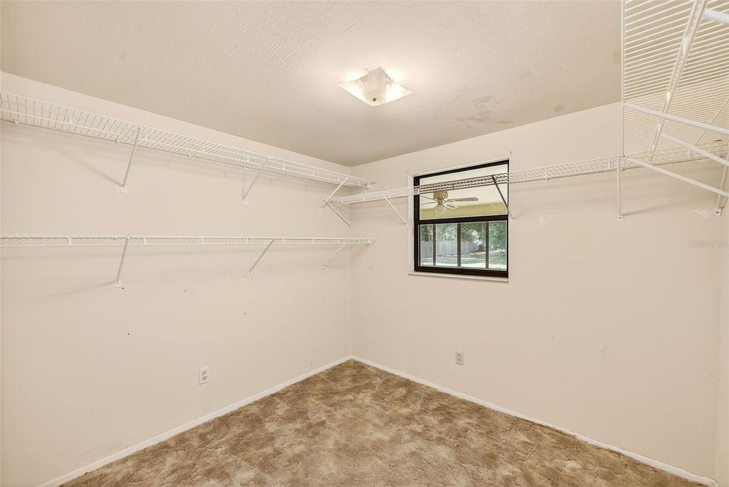 Image 30 of property listing at 228 SKYWOOD DRIVE, Valrico, FL 33594