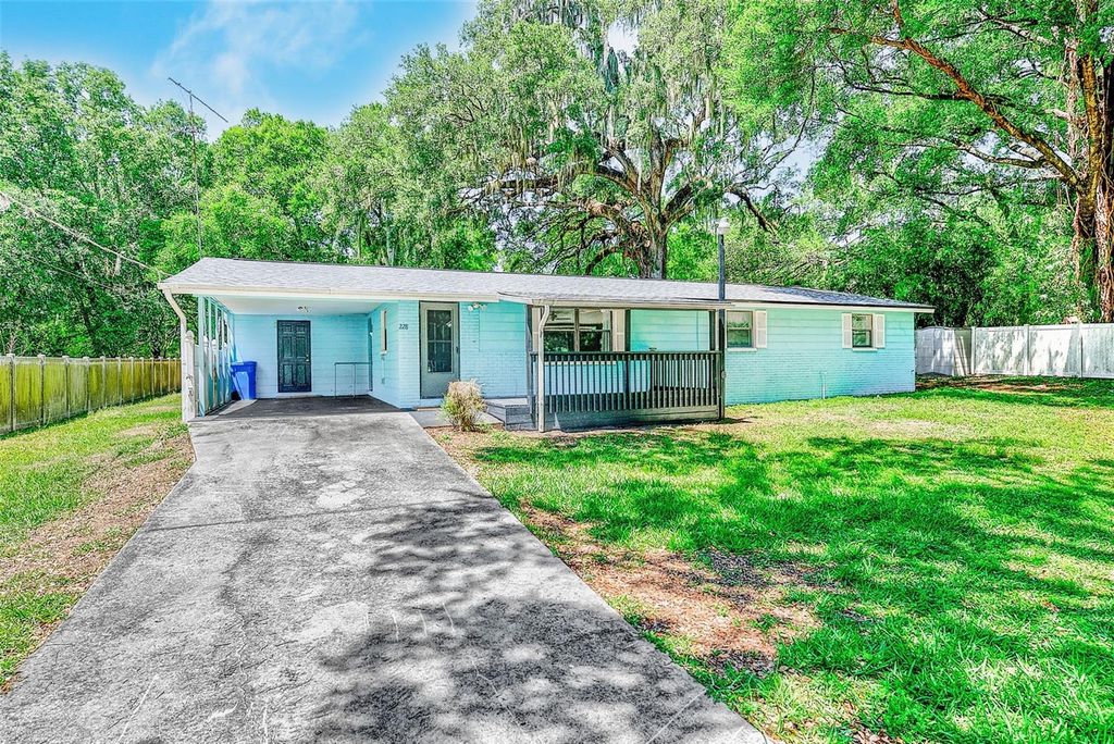 Image 4 of property listing at 228 SKYWOOD DRIVE, Valrico, FL 33594