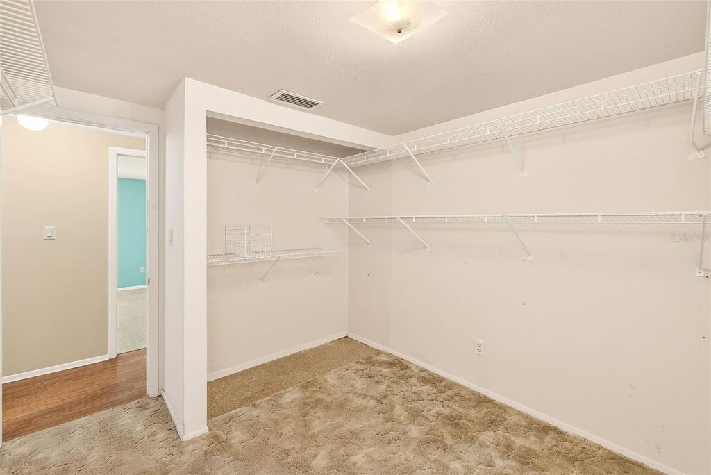 Image 31 of property listing at 228 SKYWOOD DRIVE, Valrico, FL 33594