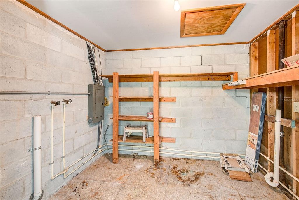 Image 34 of property listing at 228 SKYWOOD DRIVE, Valrico, FL 33594