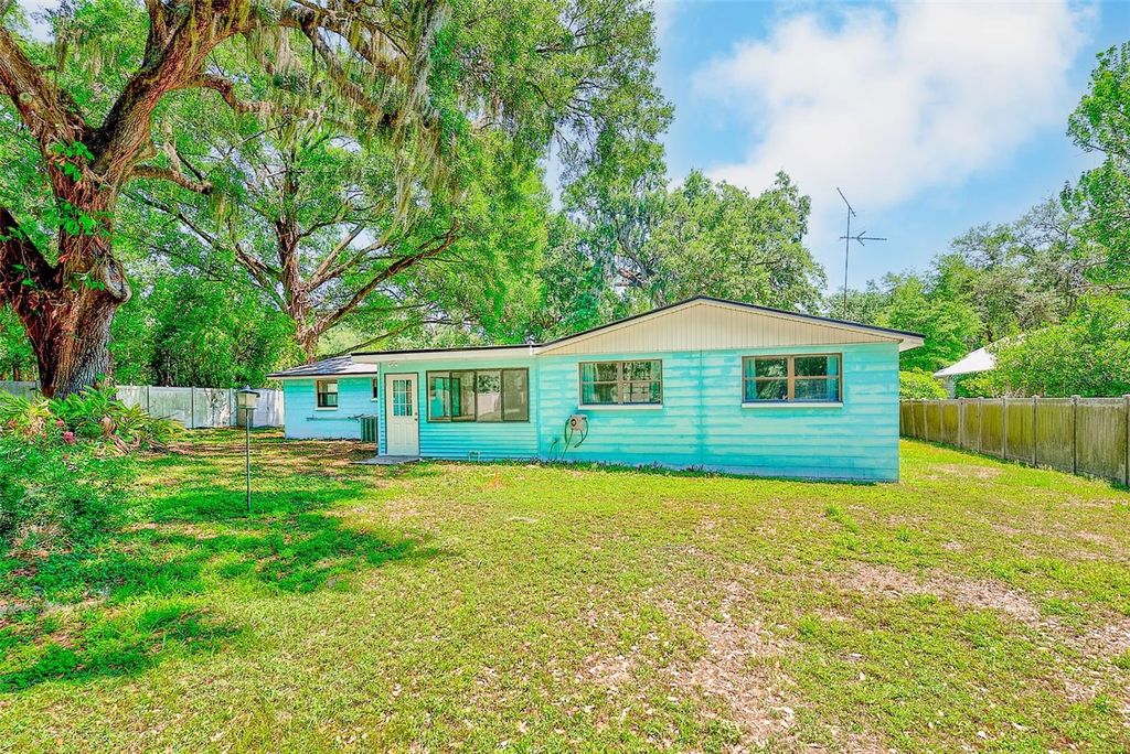 Image 35 of property listing at 228 SKYWOOD DRIVE, Valrico, FL 33594