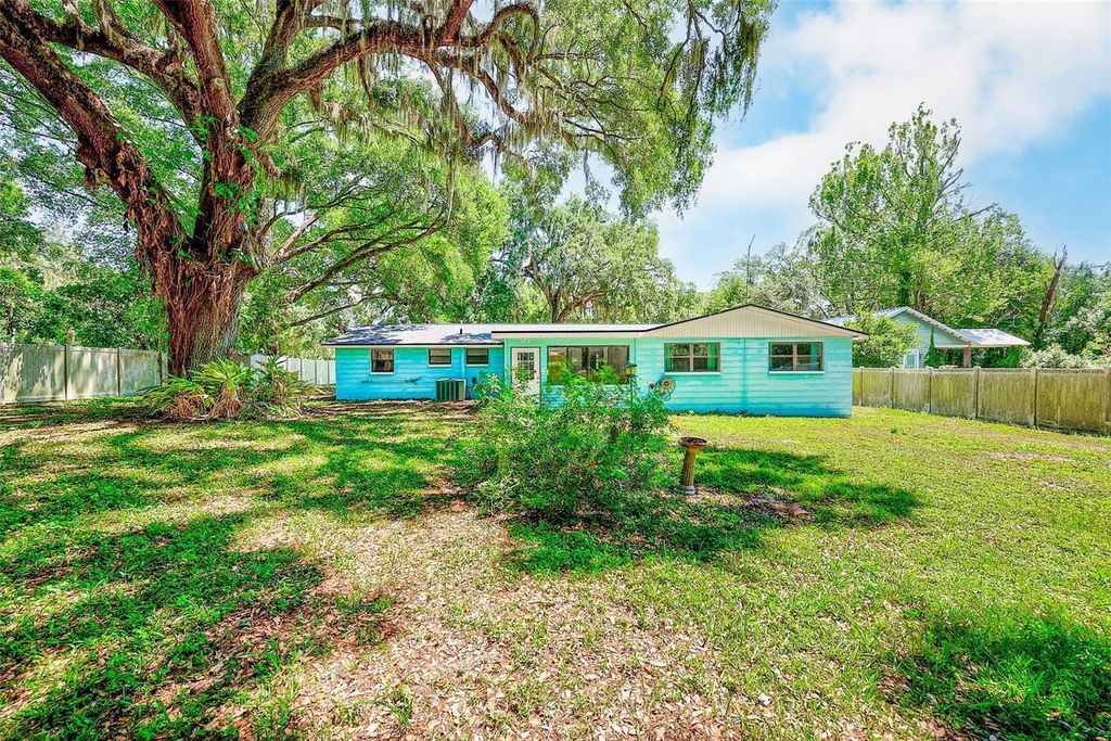 Image 37 of property listing at 228 SKYWOOD DRIVE, Valrico, FL 33594