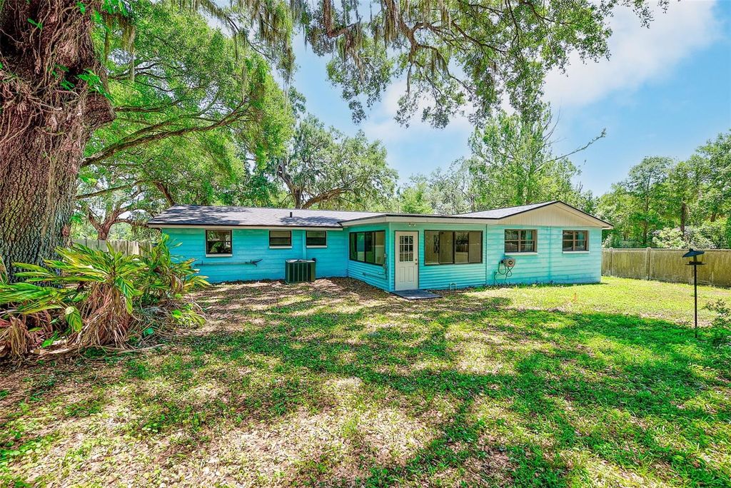 Image 38 of property listing at 228 SKYWOOD DRIVE, Valrico, FL 33594