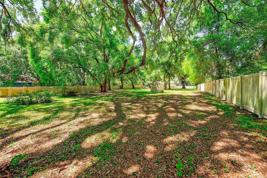 Image 39 of property listing at 228 SKYWOOD DRIVE, Valrico, FL 33594