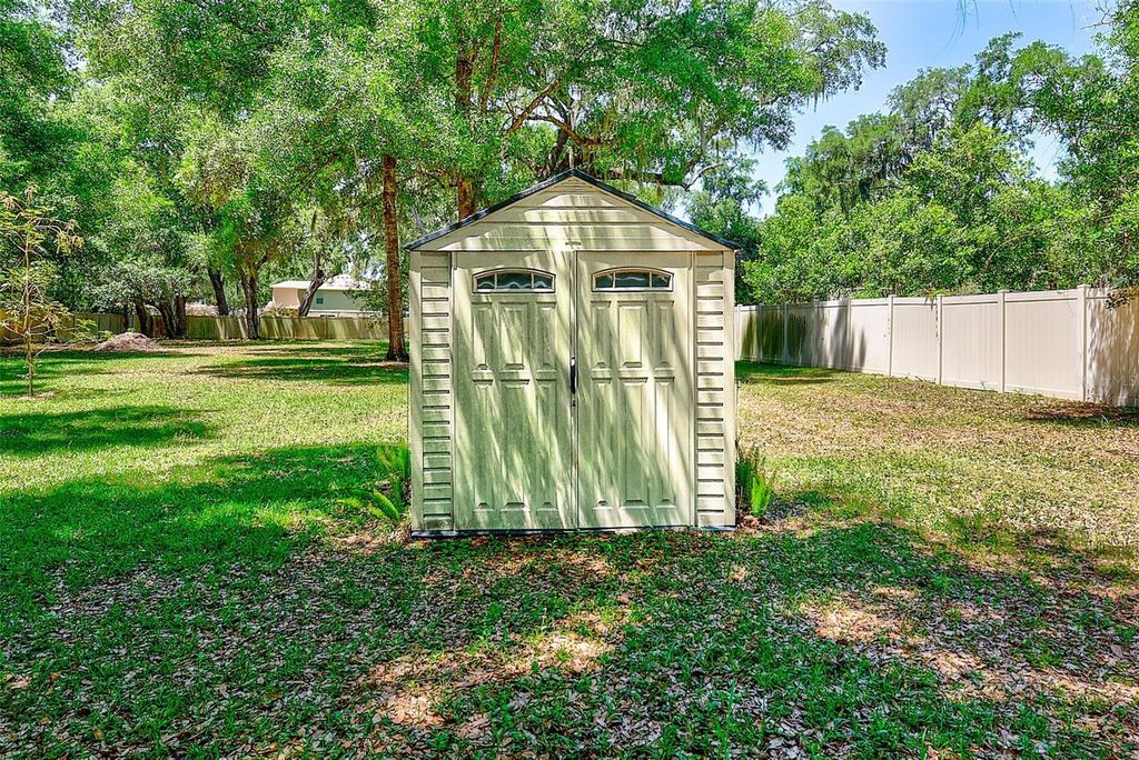 Image 40 of property listing at 228 SKYWOOD DRIVE, Valrico, FL 33594