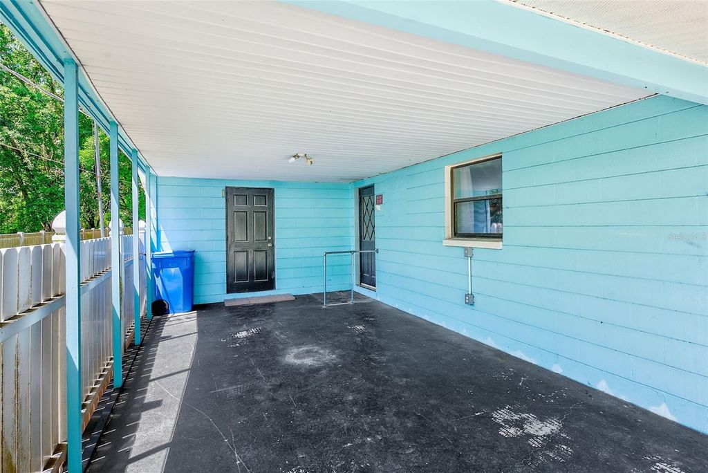 Image 5 of property listing at 228 SKYWOOD DRIVE, Valrico, FL 33594