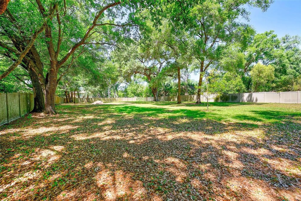 Image 41 of property listing at 228 SKYWOOD DRIVE, Valrico, FL 33594