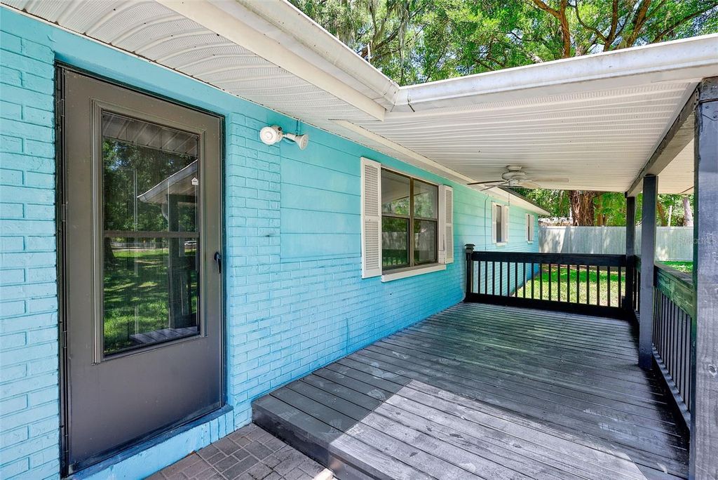 Image 6 of property listing at 228 SKYWOOD DRIVE, Valrico, FL 33594