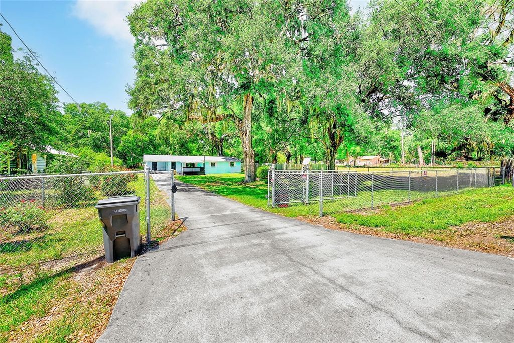 Image 7 of property listing at 228 SKYWOOD DRIVE, Valrico, FL 33594