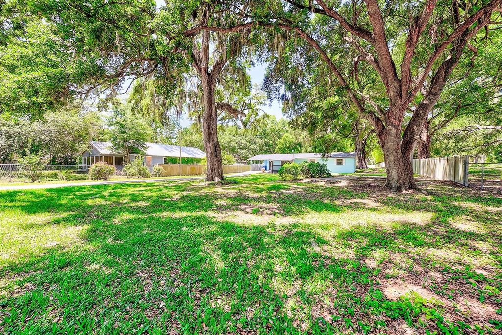 Image 9 of property listing at 228 SKYWOOD DRIVE, Valrico, FL 33594