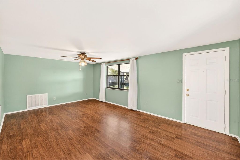 Image 10 of property listing at 228 SKYWOOD DRIVE, Valrico, FL 33594