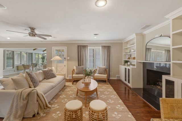 6338 Town Hill Lane, Dallas, TX 75214