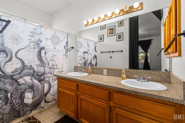 10808 Tivoli Court, Bakersfield, CA 93311