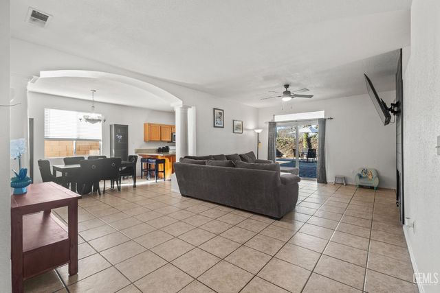 10808 Tivoli Court, Bakersfield, CA 93311