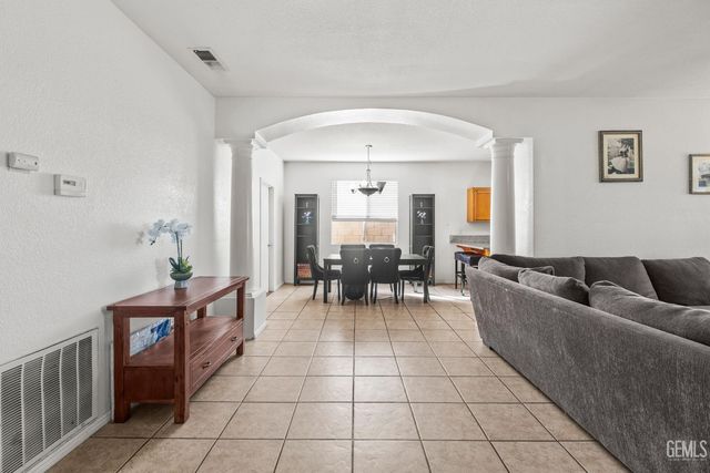 10808 Tivoli Court, Bakersfield, CA 93311