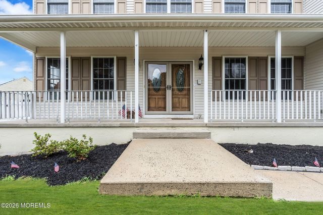 12 Brittany Drive, Bayville, NJ 08721
