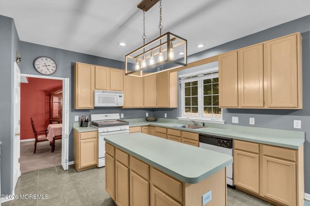 12 Brittany Drive, Bayville, NJ 08721