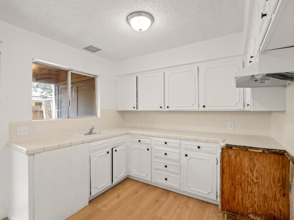Image 11 of property listing at 3725 N Fruit Avenue # B, Fresno, CA 93705