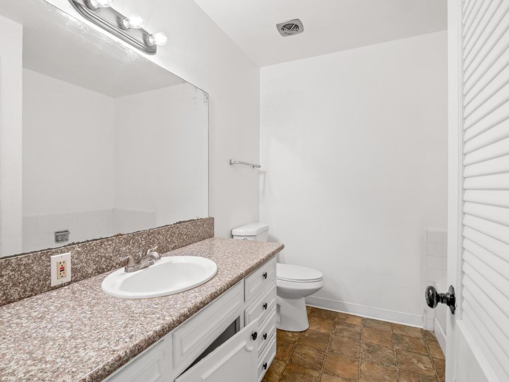 Image 15 of property listing at 3725 N Fruit Avenue # B, Fresno, CA 93705