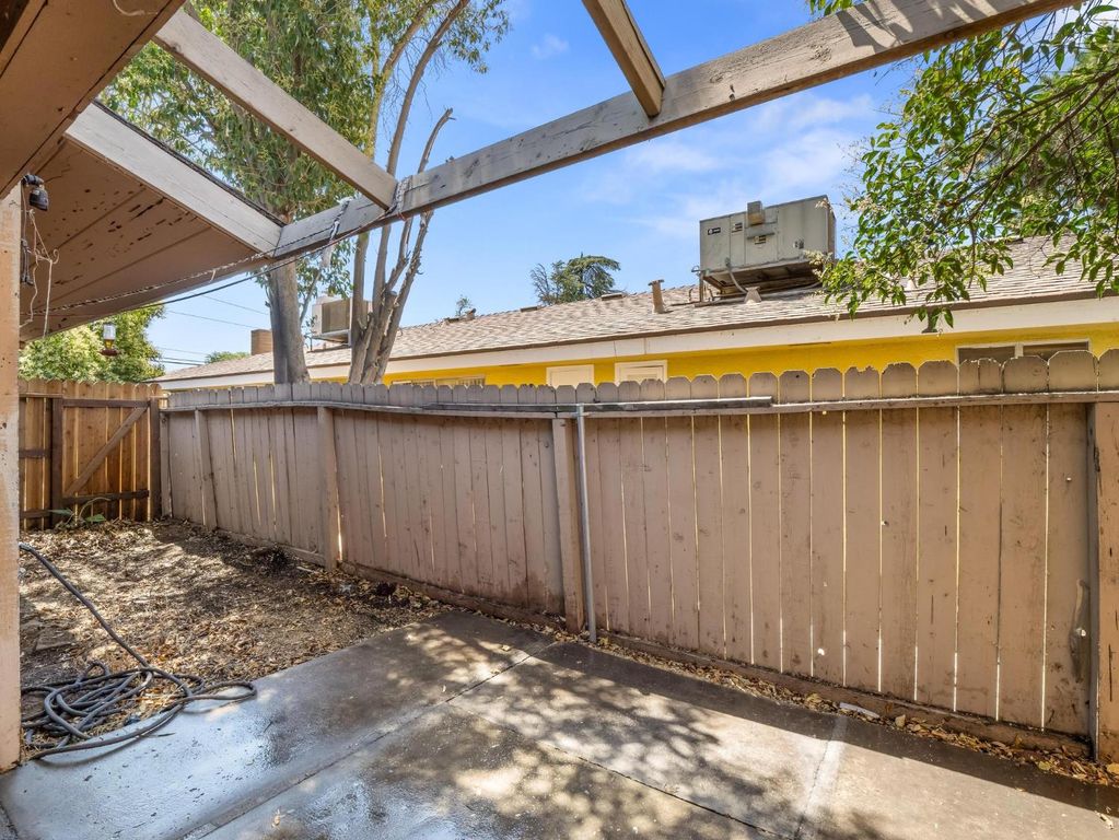 Image 19 of property listing at 3725 N Fruit Avenue # B, Fresno, CA 93705