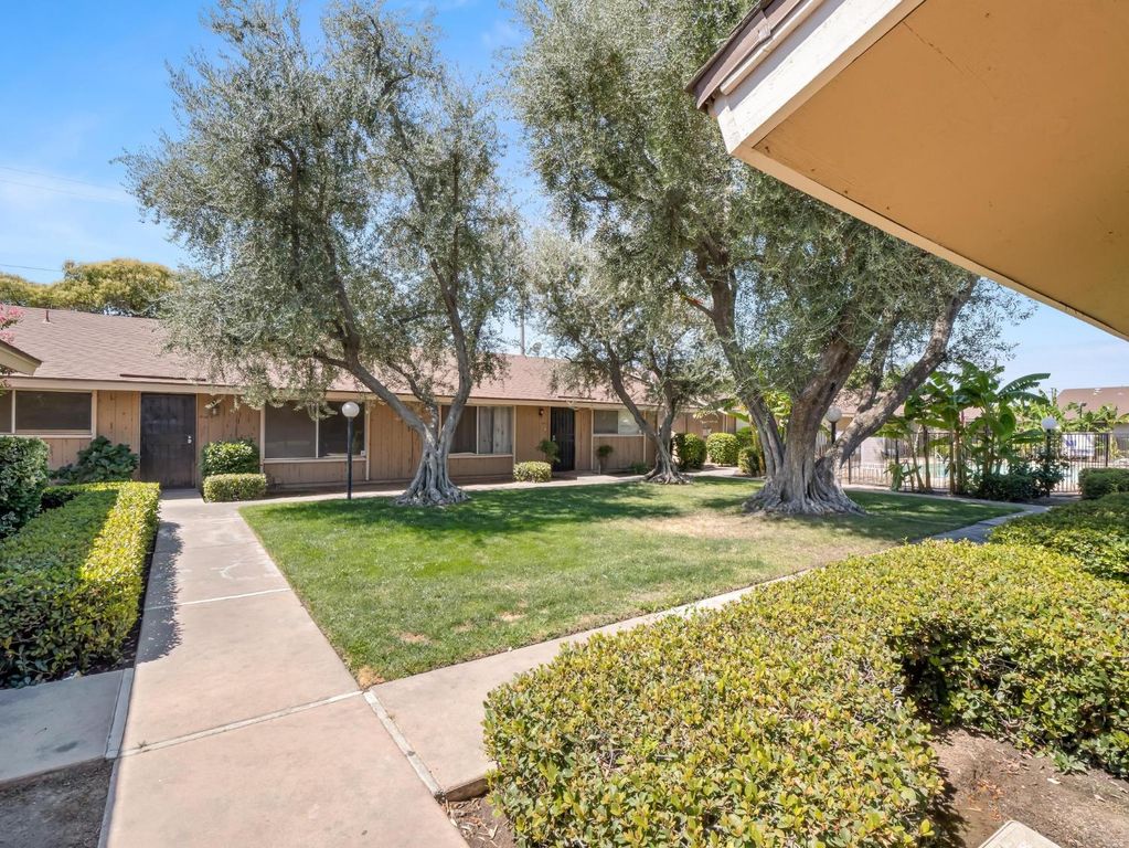 Image 3 of property listing at 3725 N Fruit Avenue # B, Fresno, CA 93705